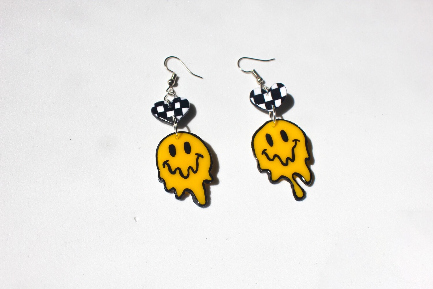 Brincos Smiley Brincos pendentes amarelos com coração xadrez preto e branco