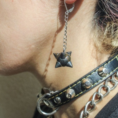 Brinco pendente de metal prateado em forma de estrela com corrente curta