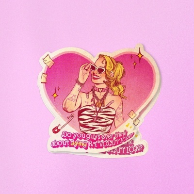 Adesivo em forma de coração com ilustração de mulher loira e texto em fundo cor de rosa