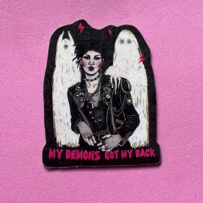 Adesivo com ilustração de pessoa punk e duas figuras fantasmas com texto rosa