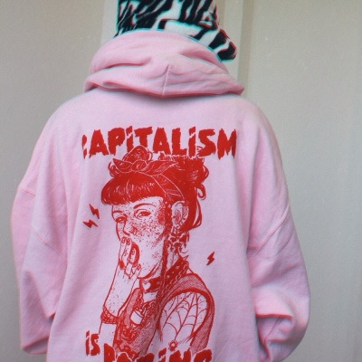 Sweatshirt rosa com estampa vermelha e chapéu estampado preta e branco