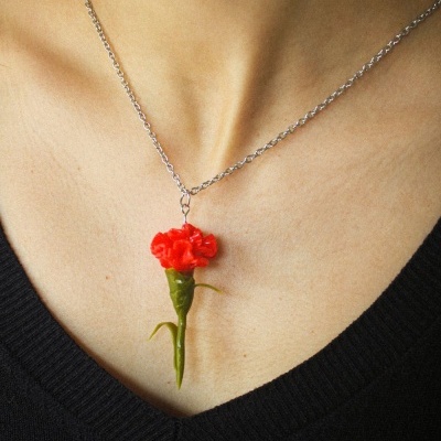 Colar com pendente de flor vermelha e corrente prateada