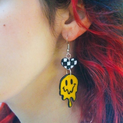 Brinco pendente com coração xadrez e rosto amarelo sorridente derretido