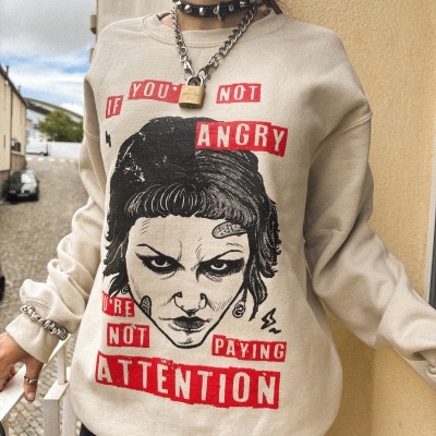 Sweat bege com estampa rostos e texto em vermelho