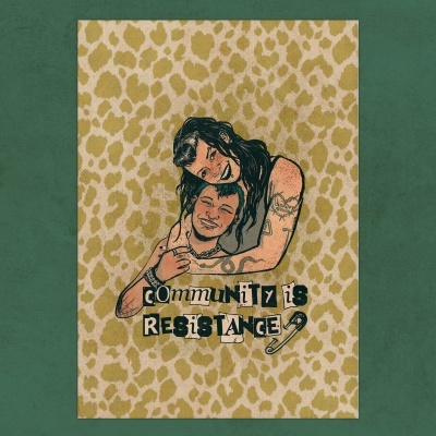 Pôster com ilustração de duas pessoas abraçadas e texto COMMUNITY IS RESISTANCE em padrão de pele de leopardo