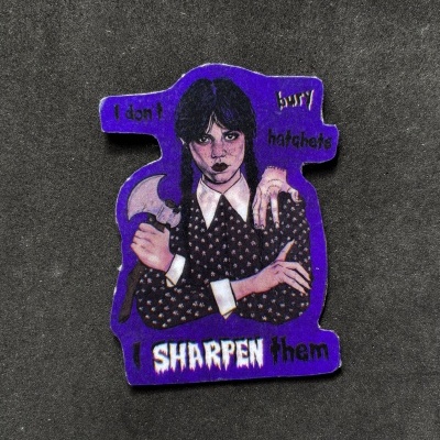 Adesivo com personagem feminina e texto em fundo roxo