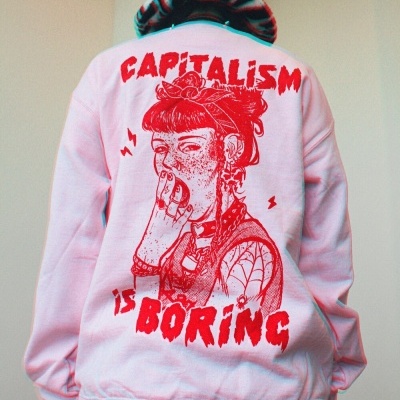 Casaco rosa com estampa vermelha e calções xadrez