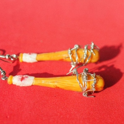 Brincos pendentes em forma de taco de basebol laranja com fios metálicos