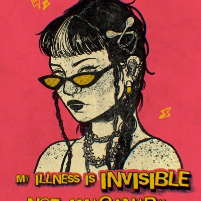 Ilustração de mulher com óculos amarelos, cabelo preto trançado e colares, fundo vermelho com texto em amarelo