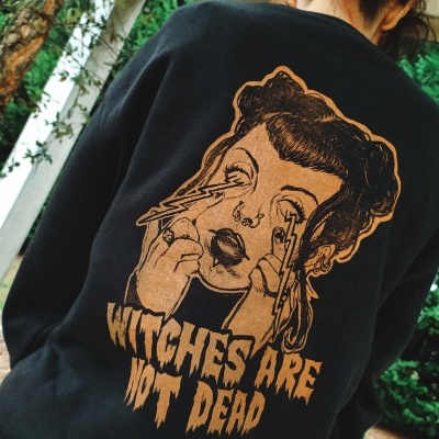 Sweatshirt preta com desenho e texto laranja nas costas