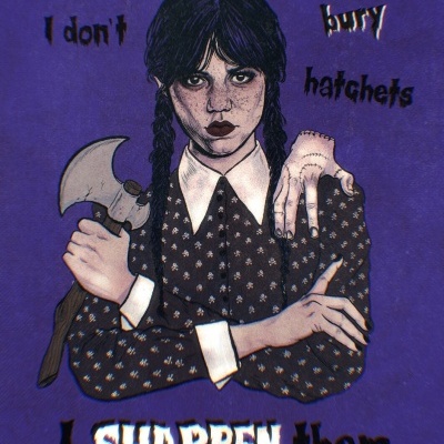 Ilustração de mulher com machado e texto em fundo roxo