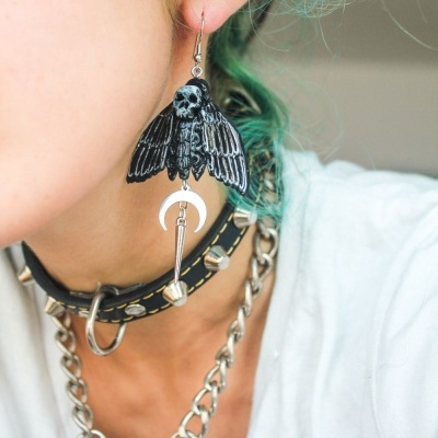 Brinco preto com caveira e lua crescente com spike