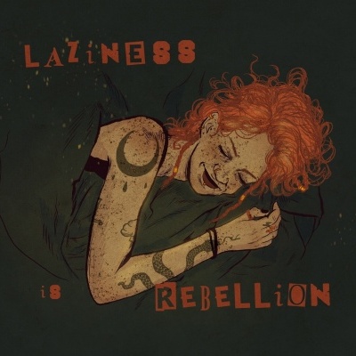 Pessoa com cabelo ruivo e tatuagens a dormir sobre fundo escuro com texto LAZINESS is REBELLION.