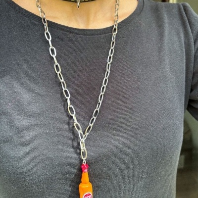 Colar com pendente de mini garrafa Super Bock e gargantilha preta com tachas