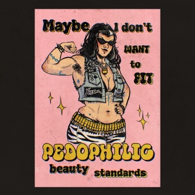 Ilustração de mulher musculada com colete jeans e calças zebra com texto em fundo rosa