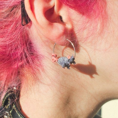 Brinco argola com pendente de rato cinza e cor de rosa