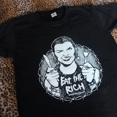 T-shirt preta com estampa branca de pessoa e texto EAT THE RICH save the planet