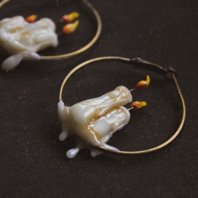 Brincos dourados com detalhes em resina branca e colorida