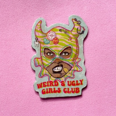 Adesivo colorido com rosto mascarado e texto WEIRD & UGLY GIRLS CLUB