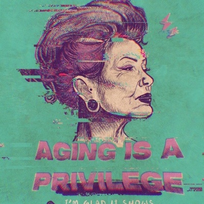 Ilustração de mulher idosa com texto AGING IS A PRIVILEGE IM GLAD IT SHOWS