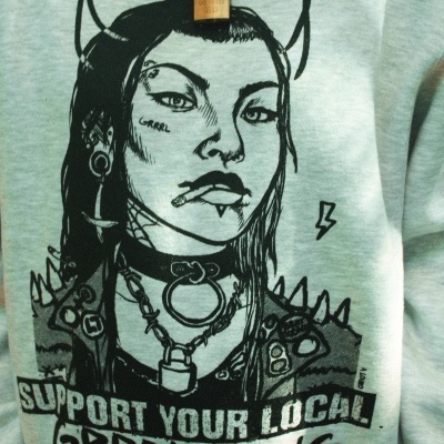 Sweat cinzento claro com desenho a preto e texto frontal