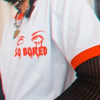 T-shirt branca com gola e punhos vermelhos com estampa vermelha e manga preta de malha por baixo