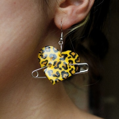 Brinco coração amarelo com padrão animal print preto e alfinete prateado