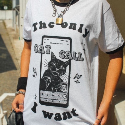T-shirt branca com estampa de gato e texto em preto