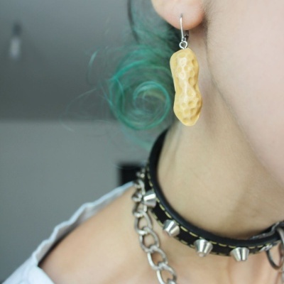 Brinco pendente em forma de amendoim com colar preto de tachas e corrente prateada