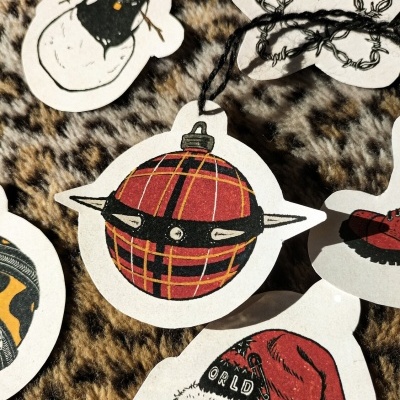 Autocolantes de papel com desenhos coloridos de Natal e temas variados sobre superfície texturada.