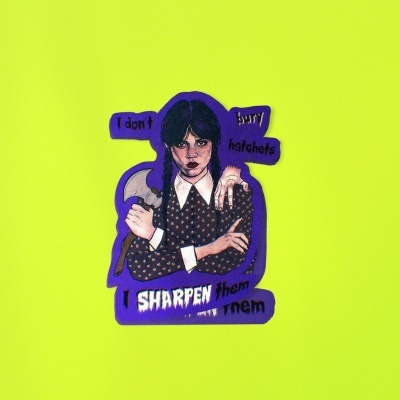 Autocolante de rapariga com machado e texto em inglês sobre fundo amarelo