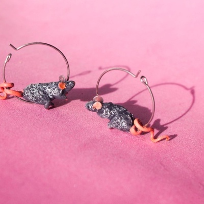 Brincos argola com pendentes de rato cinzento e cauda cor-de-rosa