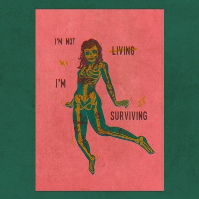 Ilustração de figura feminina com esqueleto visível e texto Im Not Living Im Surviving