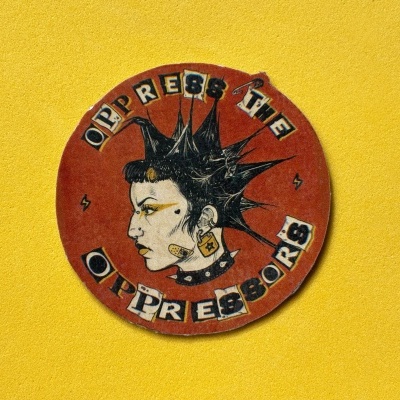 Autocolante redondo vermelho com desenho de rosto punk e texto OPPRESS THE OPPRESSORS