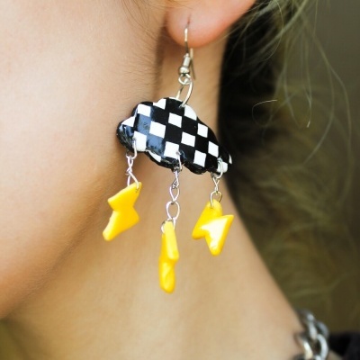Brinco pendente com nuvem xadrez preto e branco e pingentes amarelos de relâmpagos