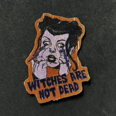 Autocolante com mulher e texto WITCHES ARE NOT DEAD