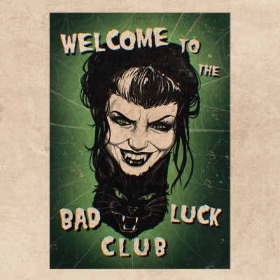 Cartaz com mulher vampira e gato preto com texto WELCOME TO THE BAD LUCK CLUB