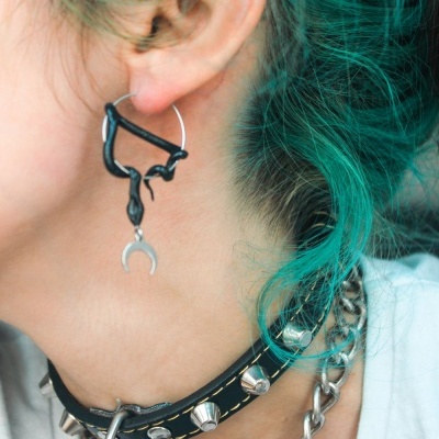 Brinco de serpente preta com pendente de meia-lua prateada e colar preto com tachas metálicas