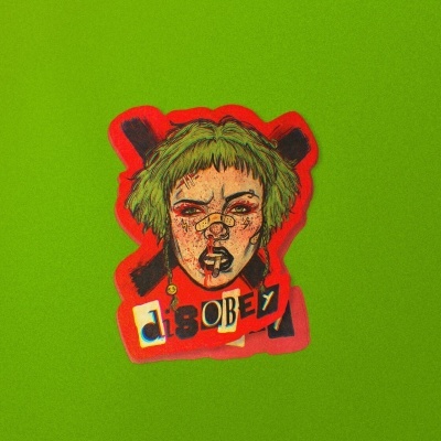 Autocolante colorido com rosto ilustrado e texto disobey