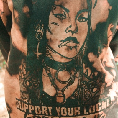 Camisola tie-dye castanha e preta com estampa gráfica e texto em preto.