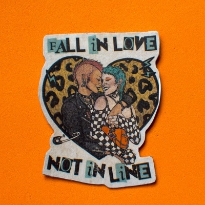 Autocolante com duas pessoas punk num abraço e texto inspirador, em fundo laranja.