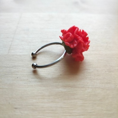 Anel de metal com flor vermelha de plástico