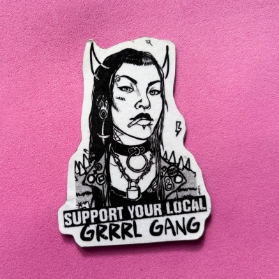 Adesivo com desenho de mulher punk e texto em fundo rosa