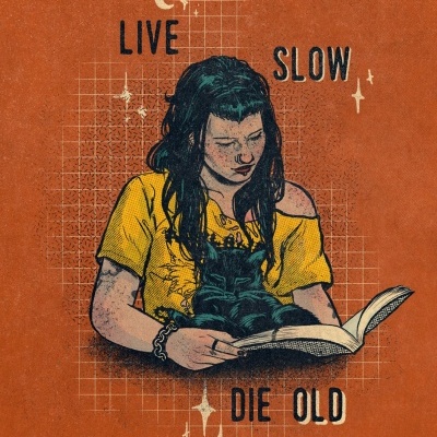 Mulher com blusa amarela segurando gato preto e livro com texto LIVE SLOW DIE OLD em fundo laranja.