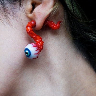 Brinco com design de nervo óptico vermelho e globo ocular azul