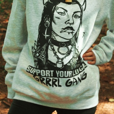 Sweatshirt cinzento com estampa preta de mulher com chifres e texto