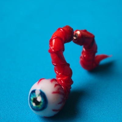 Brinquedo de olho humano com veias vermelhas numa superfície azul