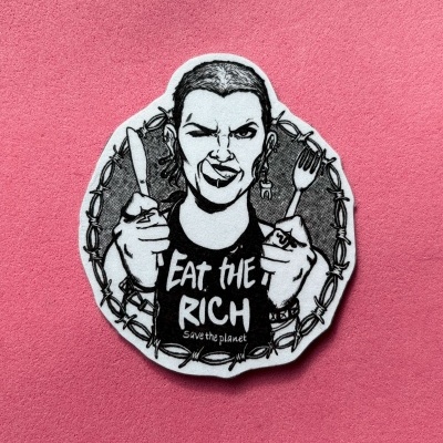 Autocolante redondo com ilustração de pessoa segurando utensílios