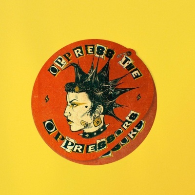 Dois discos redondos com ilustração punk e texto OPPRESS THE OPPRESSORS