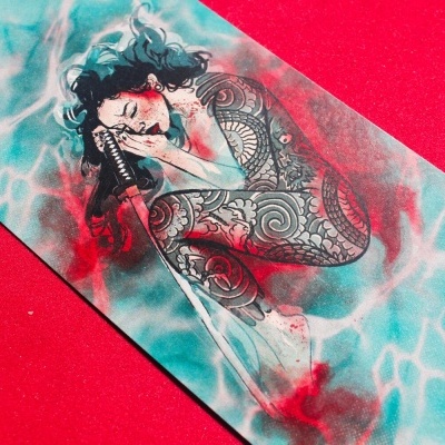 Ilustração de mulher tatuada com espada em fundo azul e vermelho